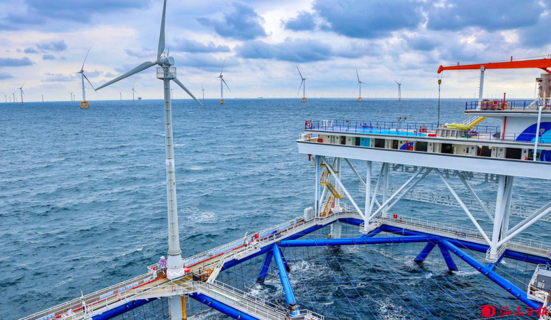 ▲“伏羲一号”风渔融合网箱平台投运，实现海上发电、海下养鱼。
