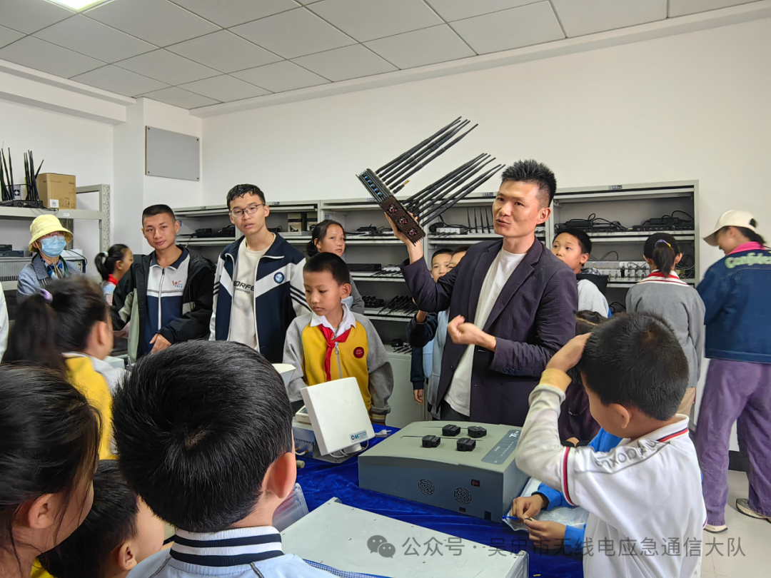 图8：向大家讲解非法无线电发射设备