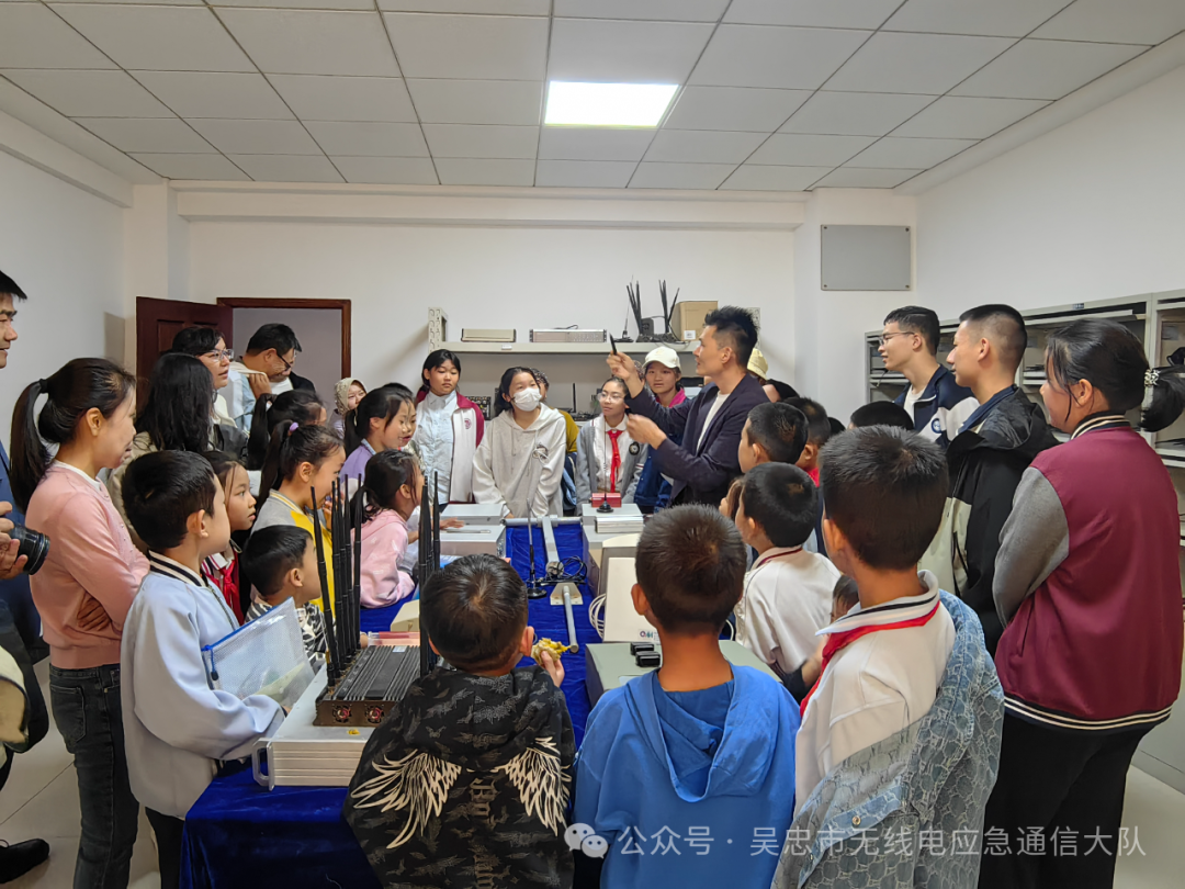 图7：在罚没设备室参观各类非法无线电设备