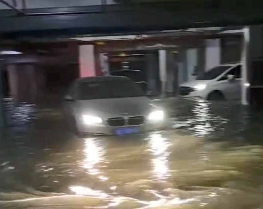 业主私挖地下室致车库被淹?回应,小区业主私自挖地下室，致河道挖穿地下车库被淹？多部..