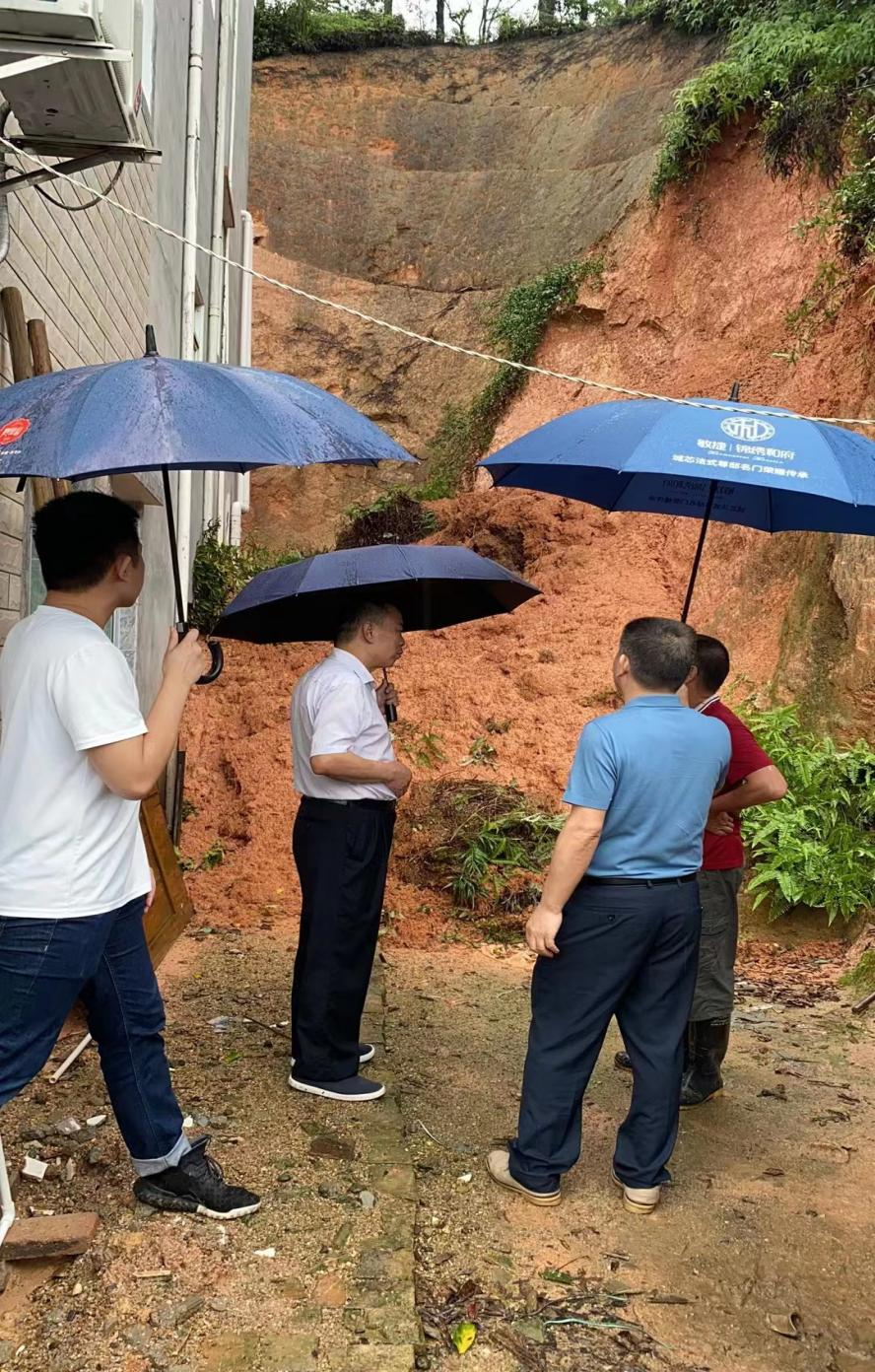 傅国强黄永响到龙村镇督查强降雨防御工作