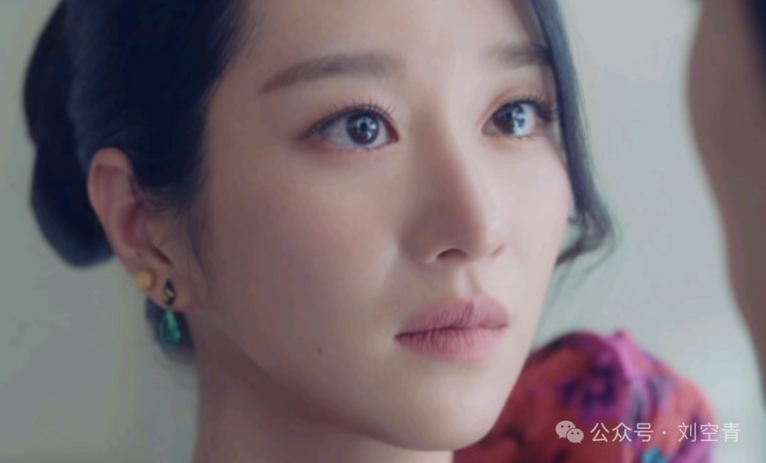 但其实仔细看,仙剑1给她的妆造也是有刘海的,已经在最大限度扬长避短