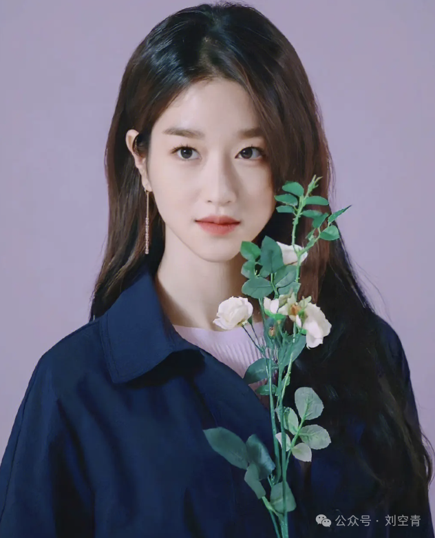 但其实仔细看,仙剑1给她的妆造也是有刘海的,已经在最大限度扬长避短