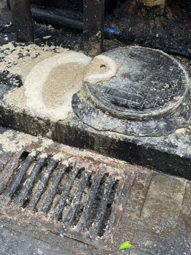 酒家西侧排水设施污水漫溢至市政道路，颜色黄、外观浊、气味臭