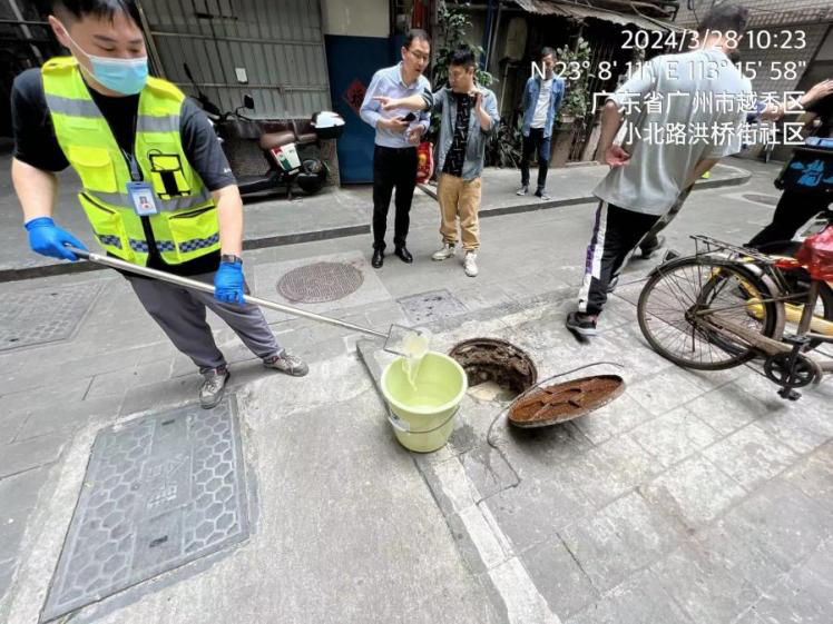 对酒家西侧排水检测井内污水进行采样