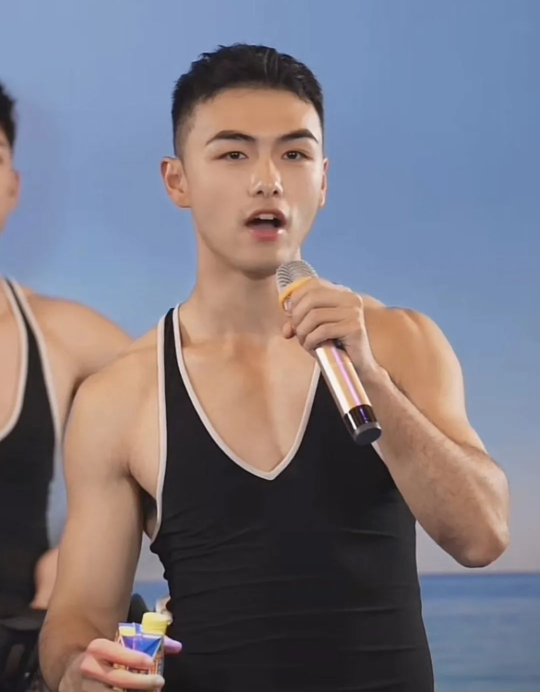 会让女性追求身材一样,男色审美也会让越来越多的男性去追求肌肉和身