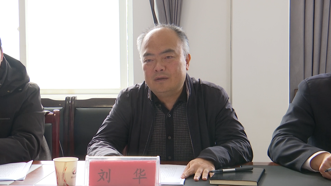 刘华到县信访局接待来访群众