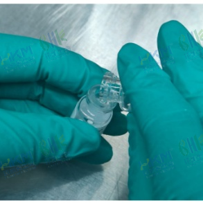 將定量菌株瓶子中的凍干球倒入復(fù)溶液瓶中。