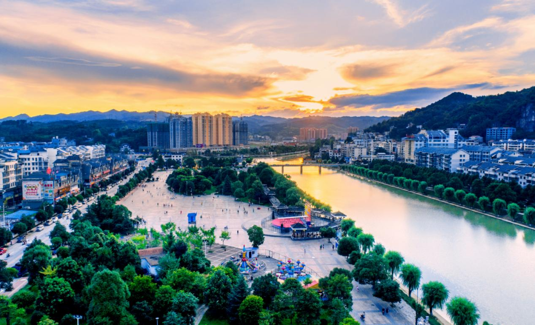 金凤公园广场:四十八寨苗侗民歌竞技"大舞台",居民健身娱乐休闲"息栖