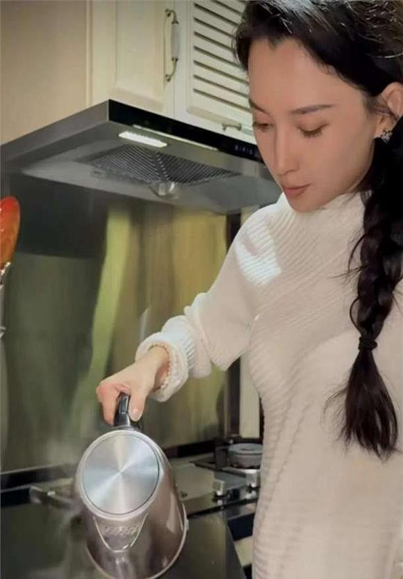 53岁汪峰真有口福，小20岁女友不穿围裙秀厨艺，颜值都能看饱了！