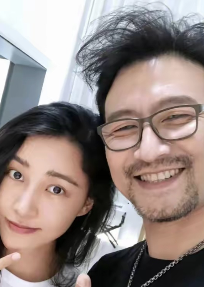 53岁汪峰真有口福，小20岁女友不穿围裙秀厨艺，颜值都能看饱了！