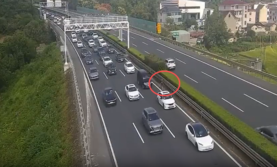 小男孩被批评后推自行车“净身出户”