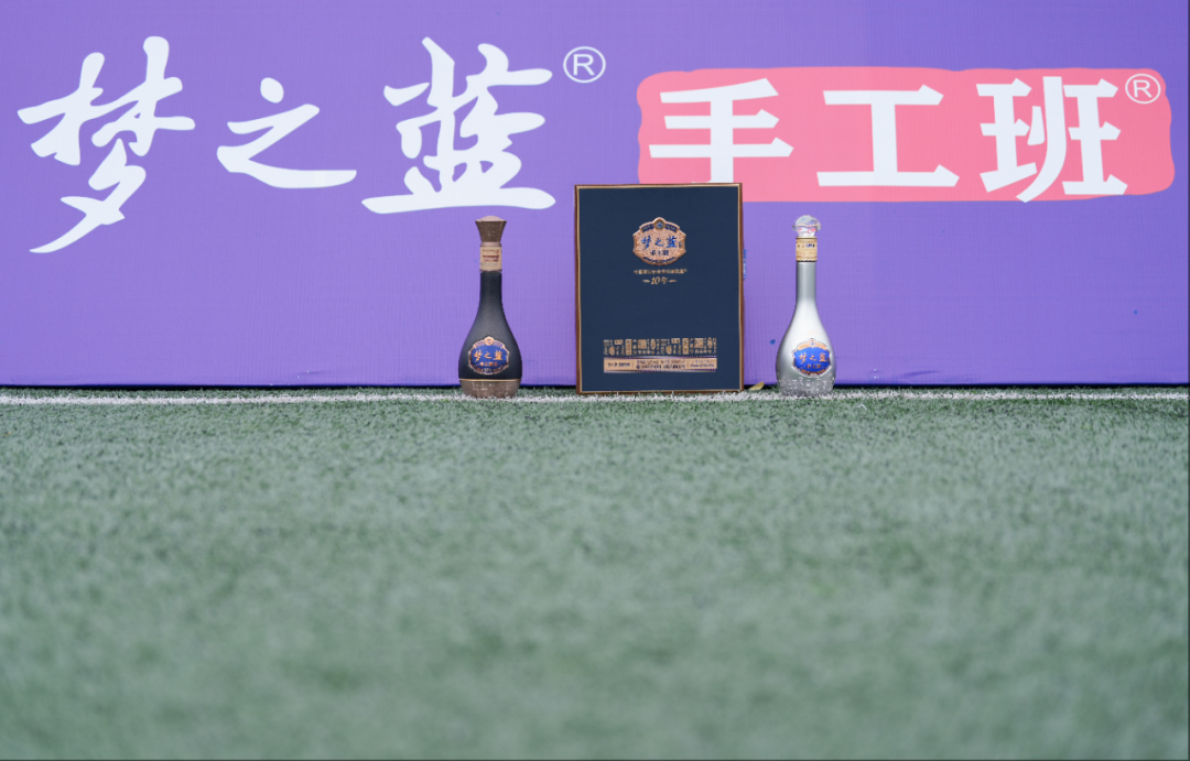 刘强东见证宿迁队进球后振臂高呼