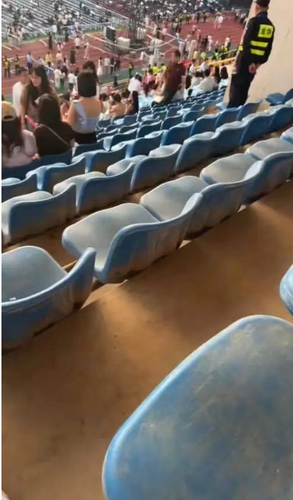 网友投诉桂林演唱会座椅较脏。