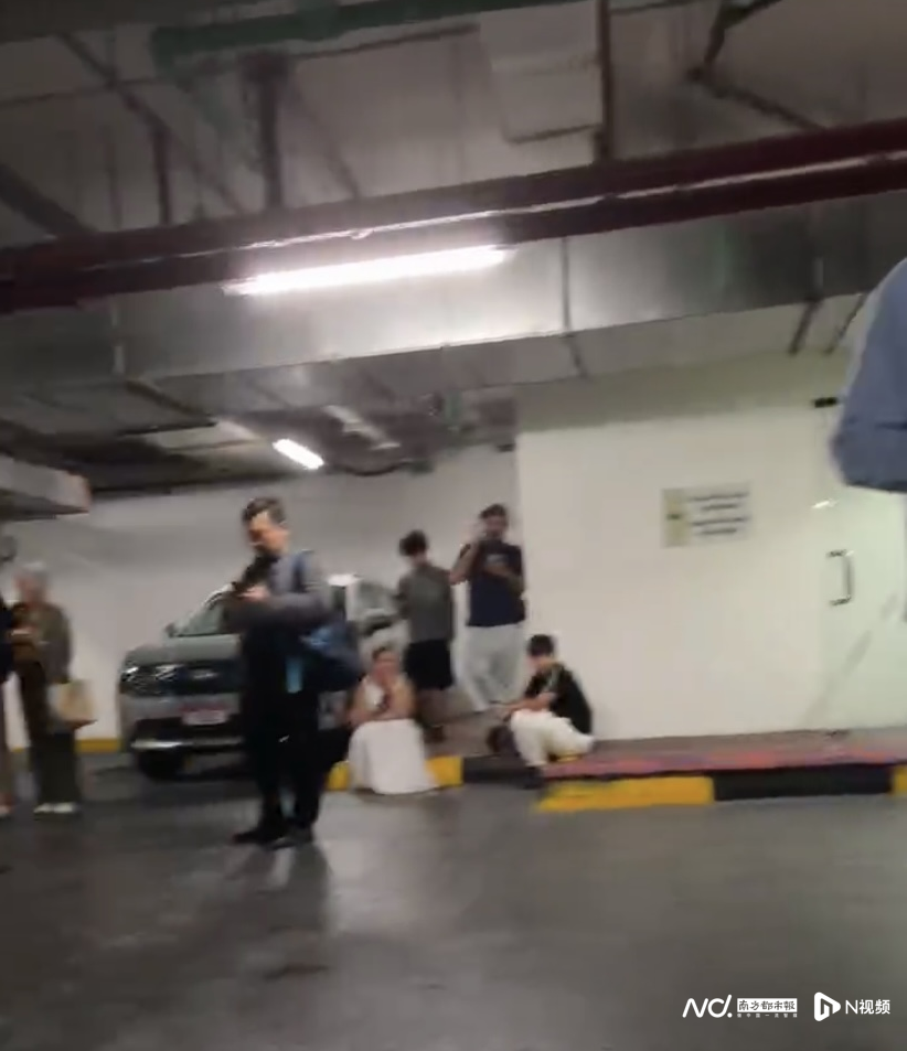 张先生所在酒店组织房客到地下停车场躲避。受访者供图
