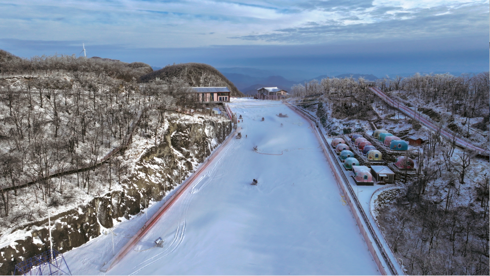 横冲国际滑雪场位于鄂西北荆山山脉主峰的襄阳市保康县横冲旅游景区