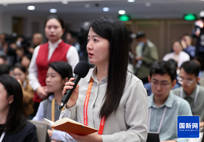 海报新闻记者提问（刘健 摄）