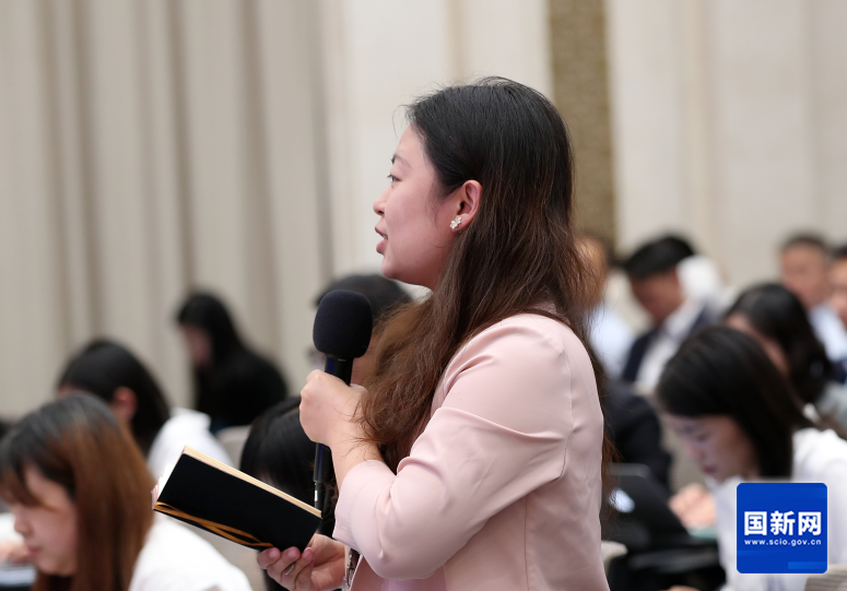 21世纪经济报道记者提问（刘健 摄）