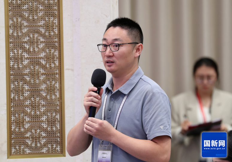 新华社新华财经记者提问（刘健 摄）