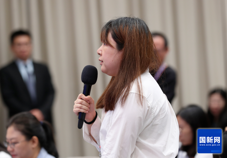 中国银行保险报记者提问（刘健 摄）