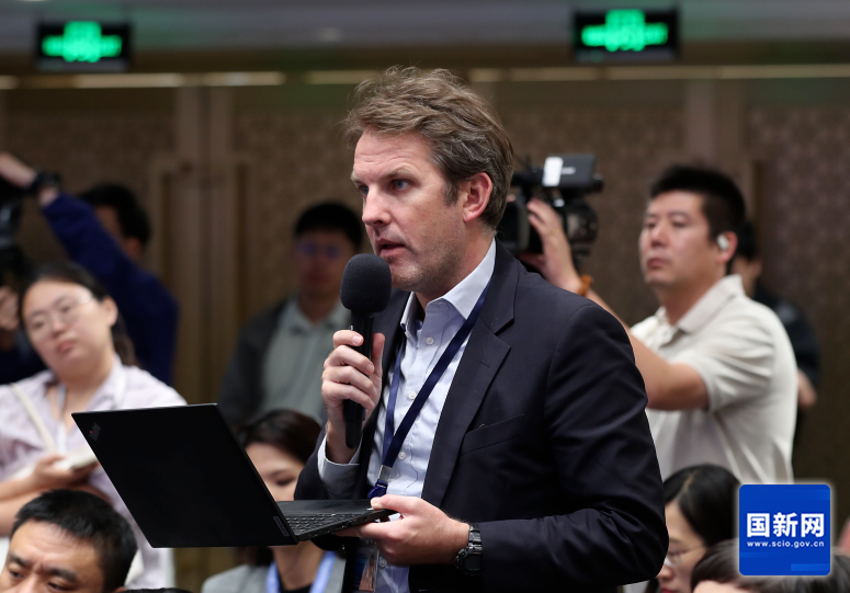 彭博新闻社记者提问（刘健 摄）