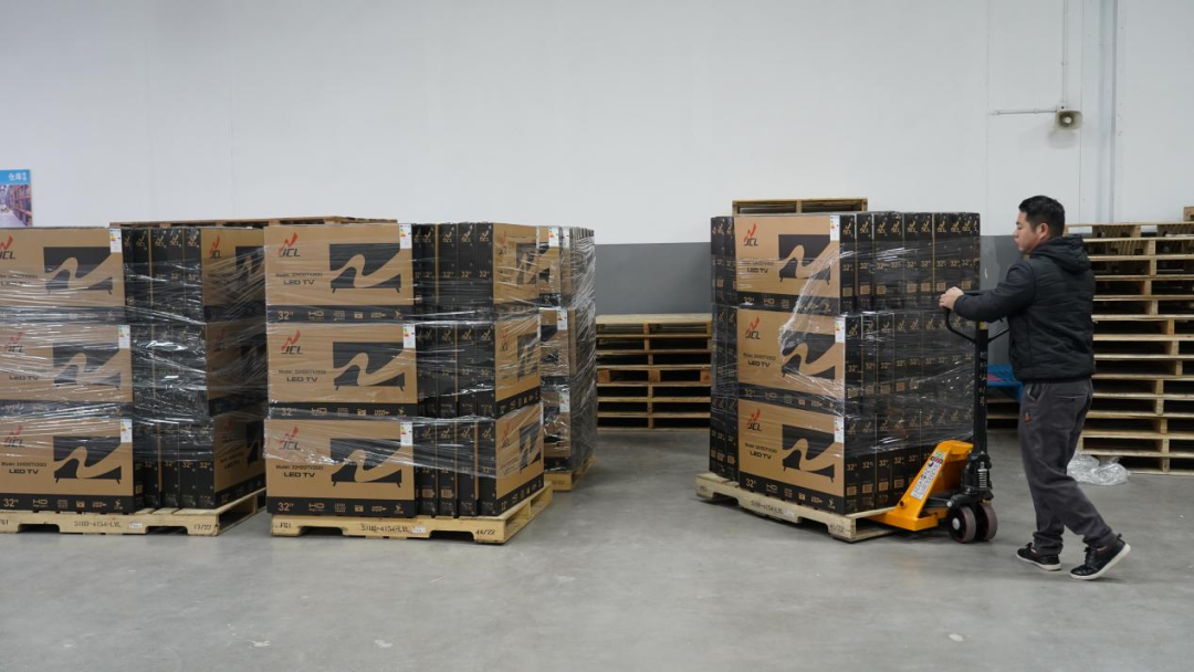 12月11日，8个集装箱卡车从城陵矶综合保税区缓缓起步，车上满载着由湖南鑫源链科技有限公司生产的16000余台32寸、多种制式型号的液晶电视机，在城陵矶综合保税区完成清关后，这批价值约700万人民币的产品将从深圳港搭乘海轮发往意大利的客户手中。