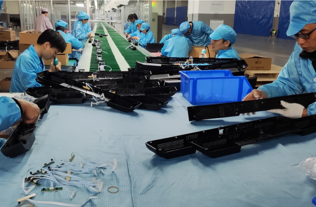 12月11日，8个集装箱卡车从城陵矶综合保税区缓缓起步，车上满载着由湖南鑫源链科技有限公司生产的16000余台32寸、多种制式型号的液晶电视机，在城陵矶综合保税区完成清关后，这批价值约700万人民币的产品将从深圳港搭乘海轮发往意大利的客户手中。