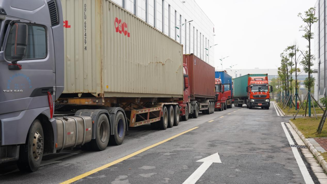 12月11日，8个集装箱卡车从城陵矶综合保税区缓缓起步，车上满载着由湖南鑫源链科技有限公司生产的16000余台32寸、多种制式型号的液晶电视机，在城陵矶综合保税区完成清关后，这批价值约700万人民币的产品将从深圳港搭乘海轮发往意大利的客户手中。