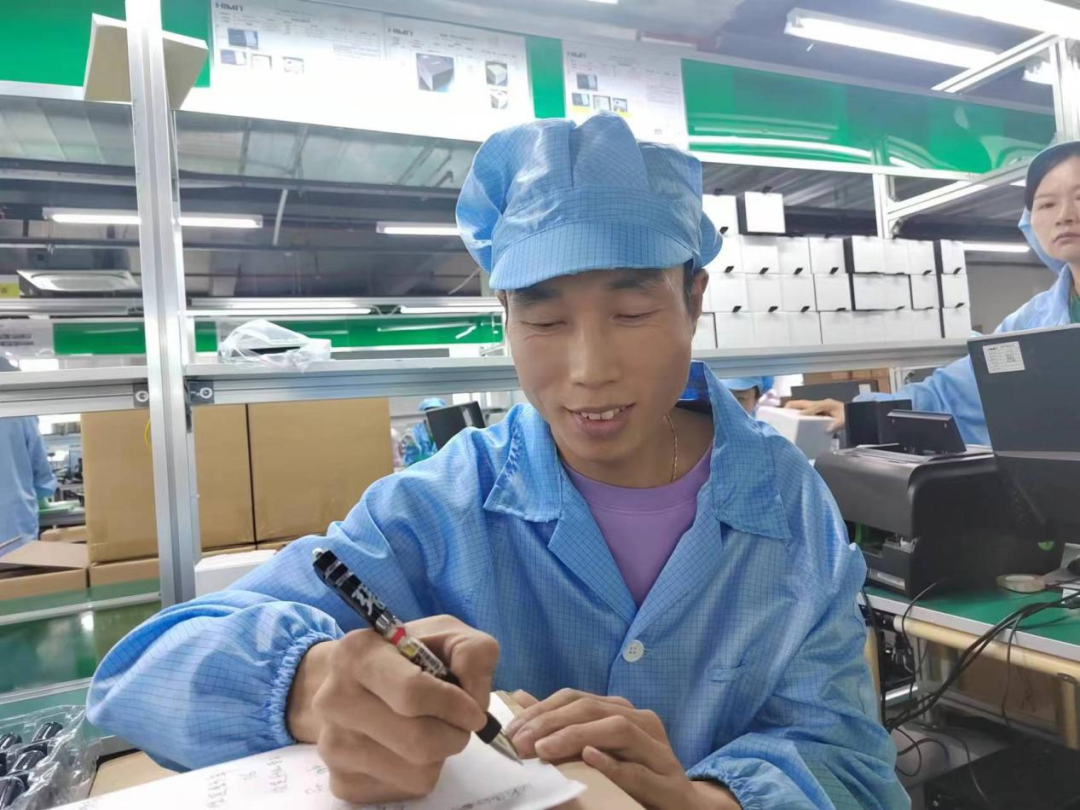 毕业后,先后辗转东莞,常州等地,干的最底层的岗位,拿的最低的工资.