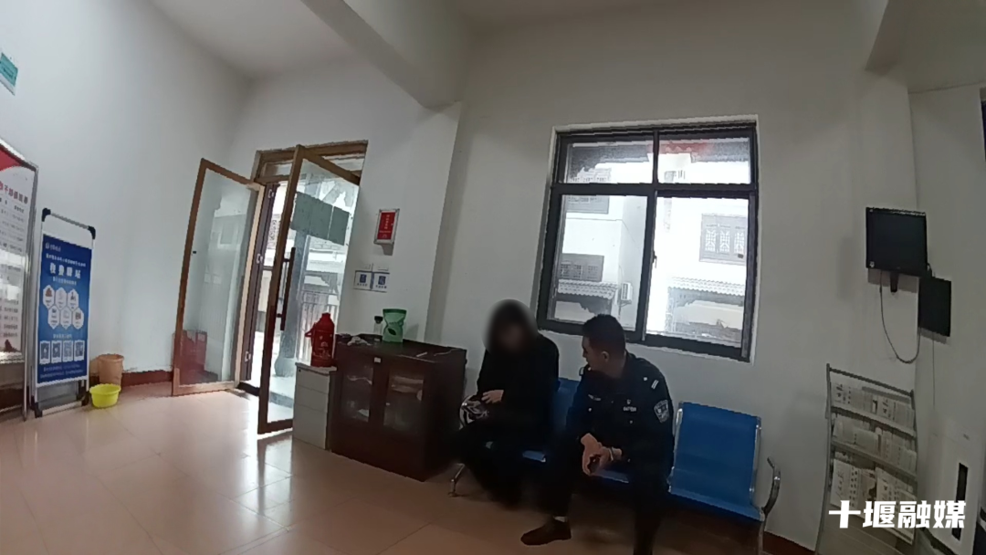女子遗憾没有母亲生前照片 民警翻档案+AI修复圆她30年念想