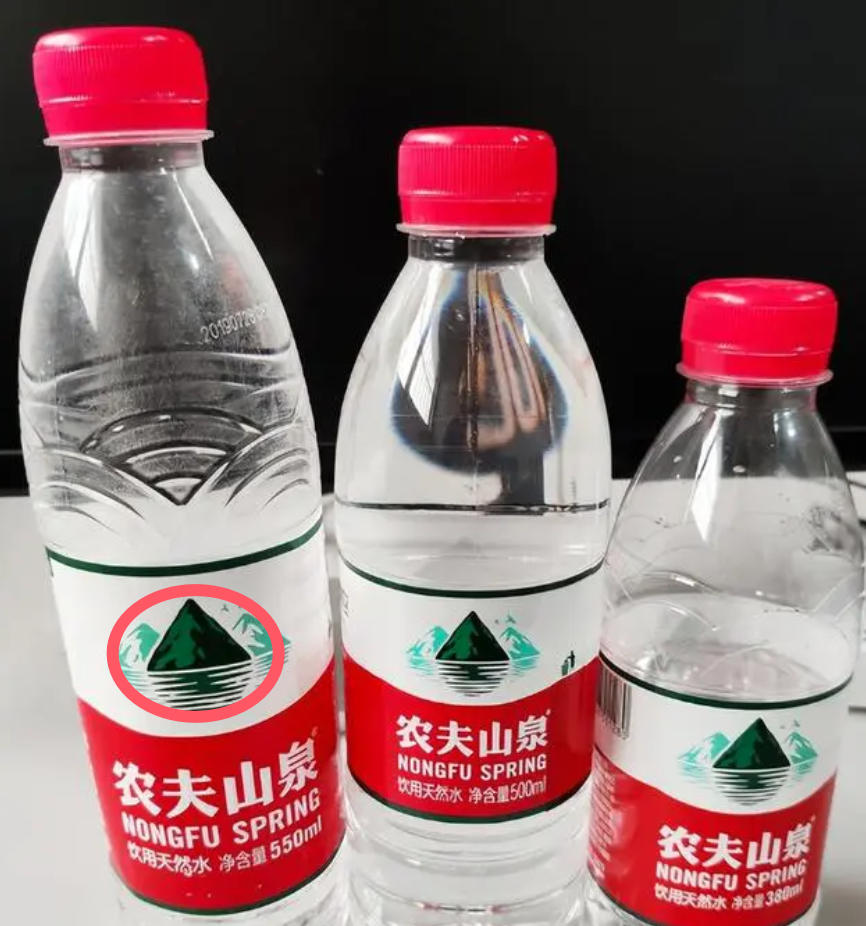 大家仔细看农夫山泉矿泉水的外包装,大家仔细看看这个绿色的三角形