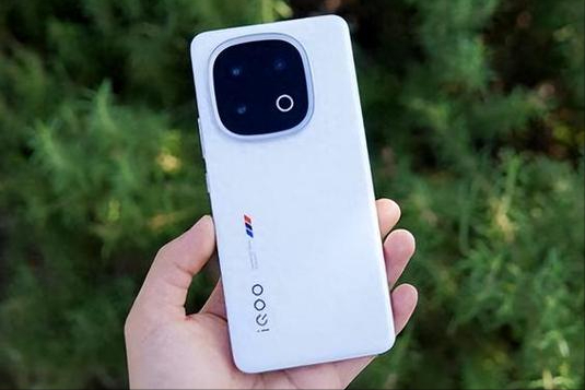 2024续航“最佳”的直屏手机，屏幕清晰电量持久