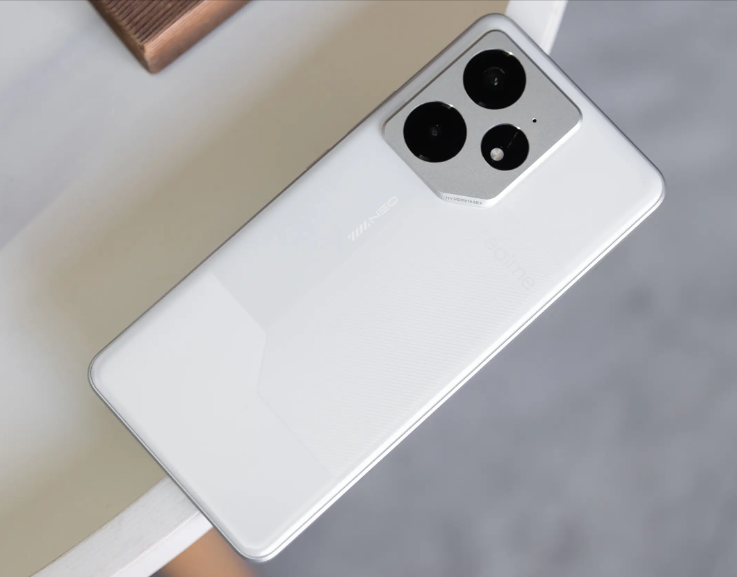 5月手机别瞎买，体验“不输旗舰”的4款手机，价格有“大跳水”