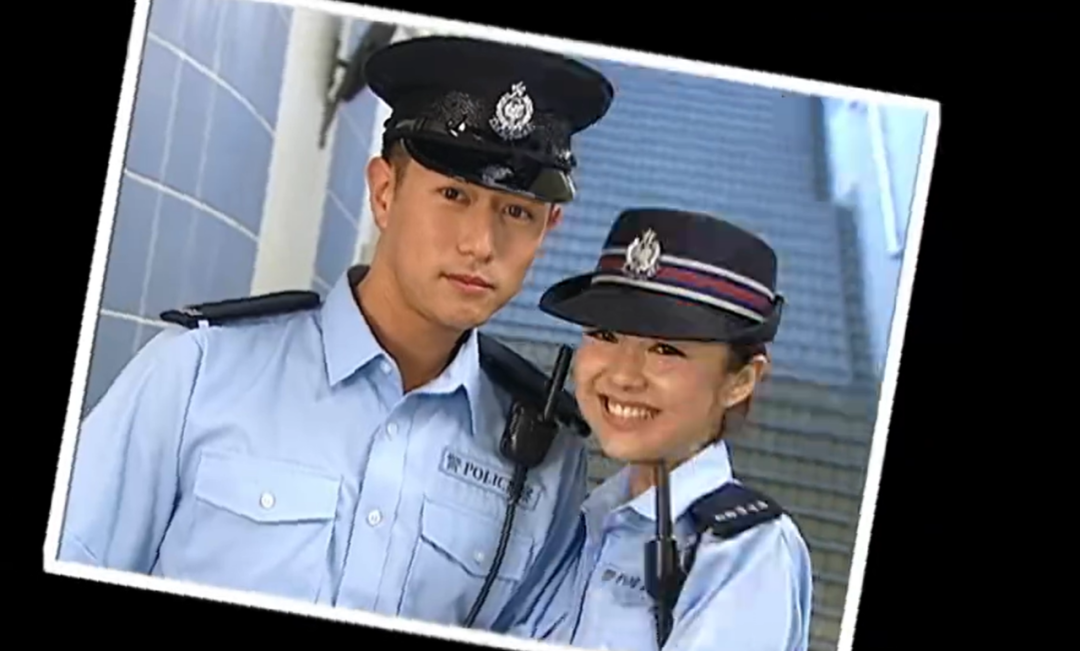 李柏翘和钟立文自警校毕业后,被分配到油麻地分区巡逻.