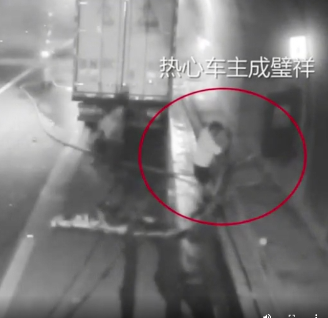 货车在高速公路长隧道自燃，重庆交巡警为车主及热心市民的冷静高效处置颁奖！