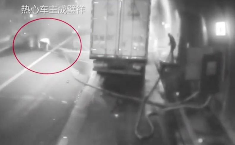 货车在高速公路长隧道自燃，重庆交巡警为车主及热心市民的冷静高效处置颁奖！