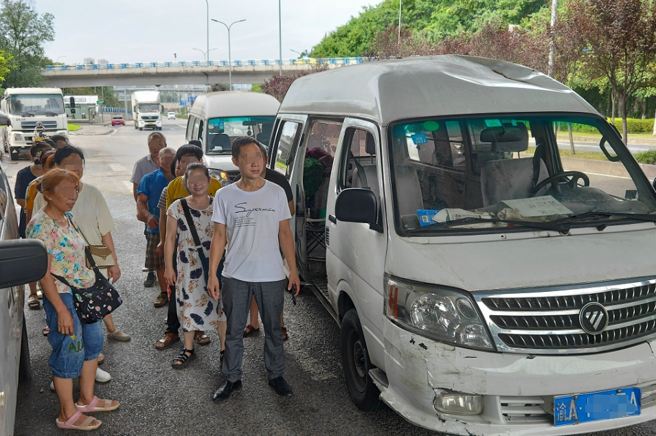 面包车核载6人挤进17人！刚出发就被巡逻交巡警查获