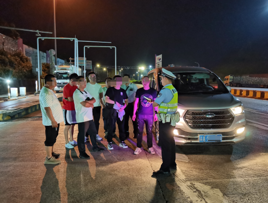 面包车核载6人挤进17人！刚出发就被巡逻交巡警查获