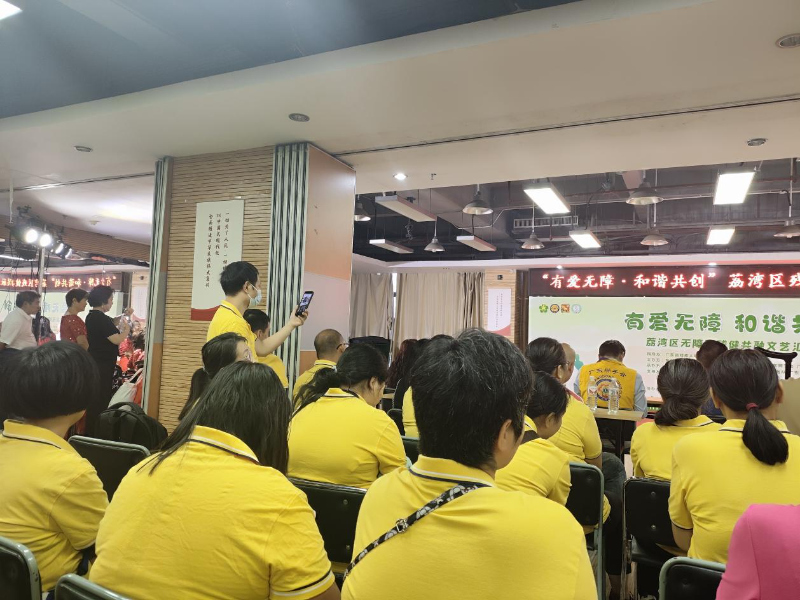 图：热烈的气氛感染观众拍摄留念