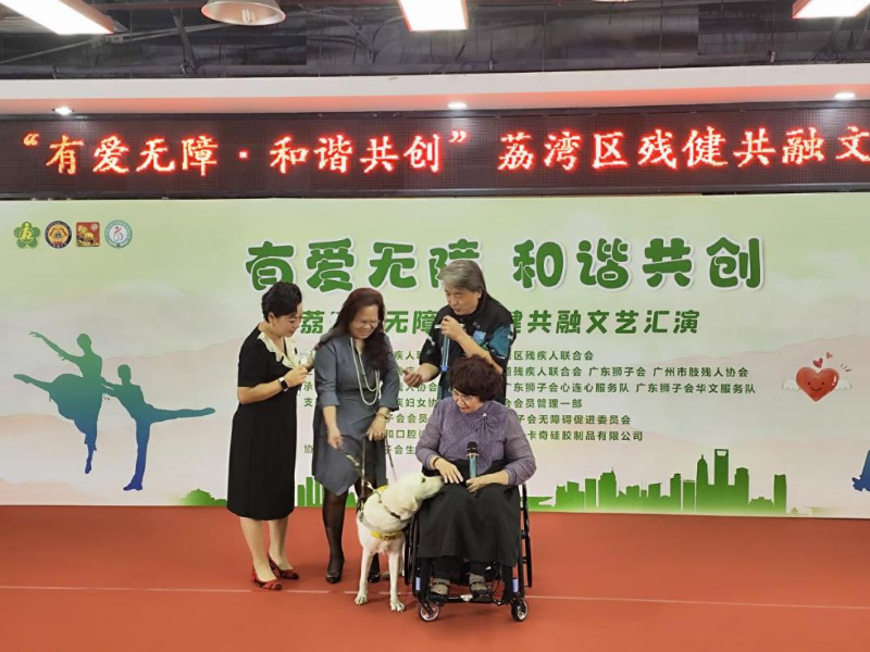 图：视障人士在介绍导盲犬