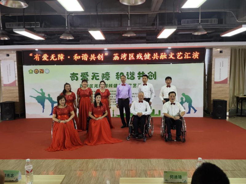 图：合唱《清晨我们踏上小道》