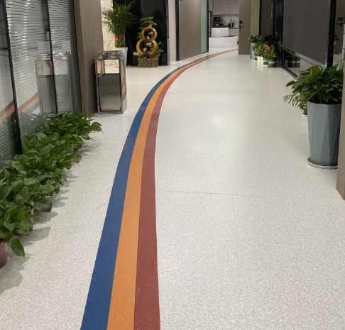 所谓pvc地板,俗称塑胶地板,这是一个大类的称呼,凡是采用聚氯乙烯为原