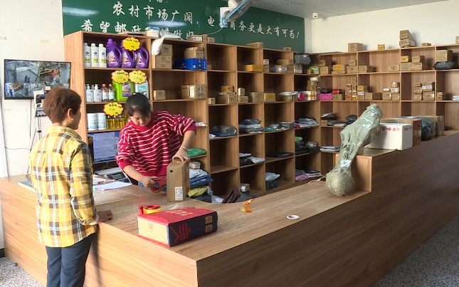 首页>政务要闻>正文在水坪镇黄龙村熊娃娃快递超市,货架上除了整齐地