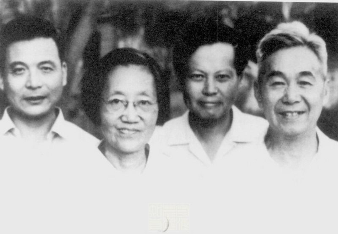 与杨振宁合影的绝密女人，是美国重大误判下最后悔放走的中国天才