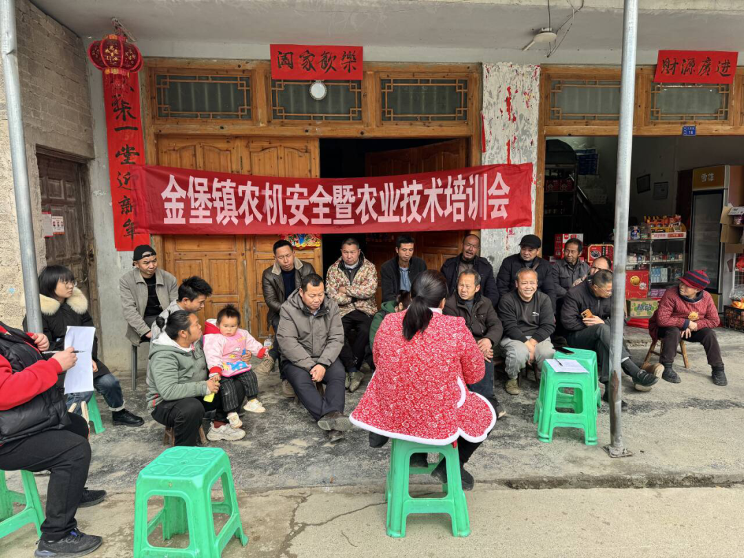 金堡镇开展农机安全进万家活动