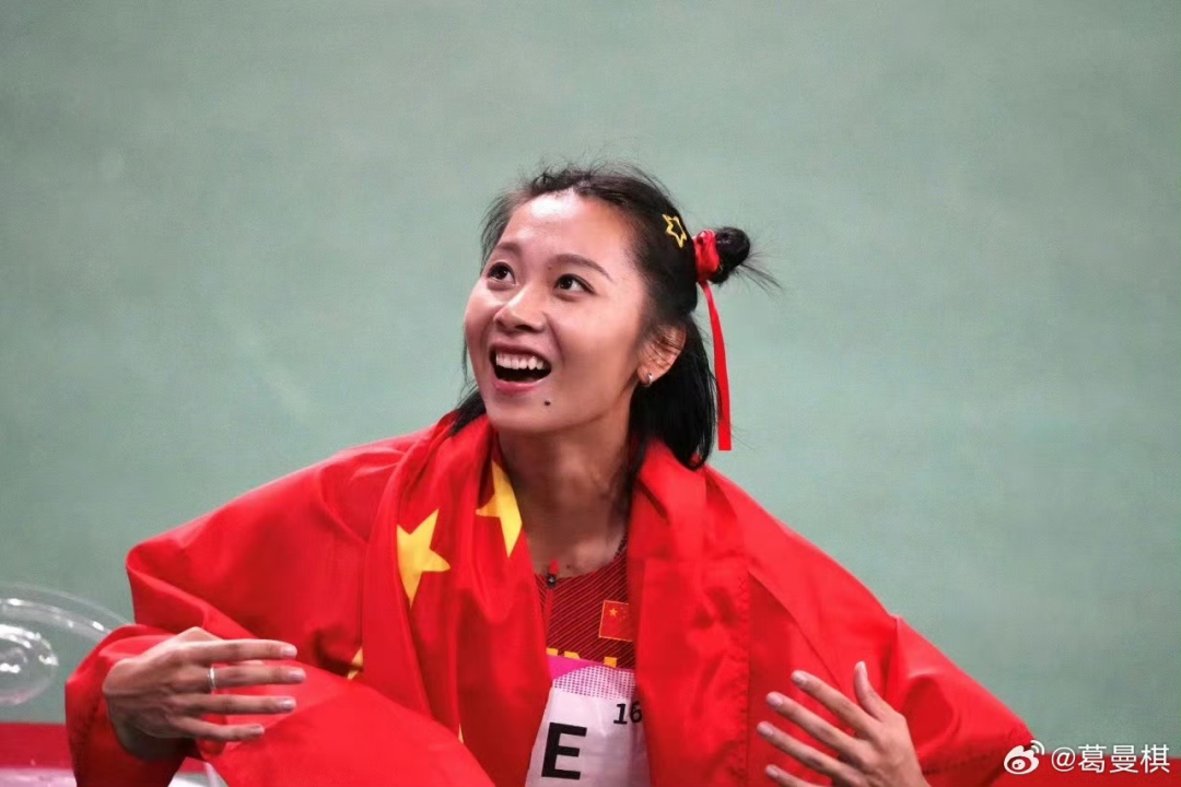 有意思的是,葛曼棋佩戴的星星发卡也在社交媒体引起了众多女性网友的