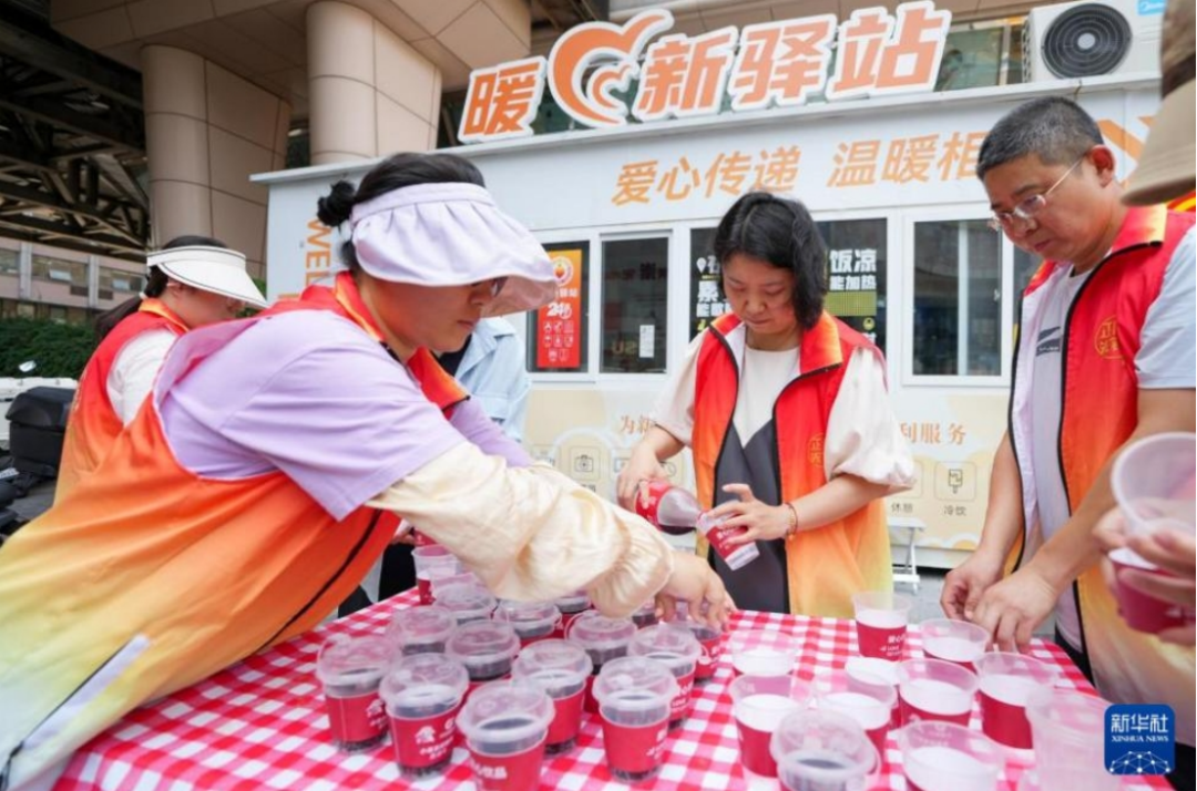 广州50多人凌晨穿白衣列队街头行走