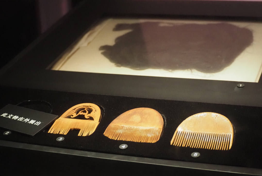 战国时期的假发、木梳与木篦。湖北省博物馆藏。央视网记者 摄