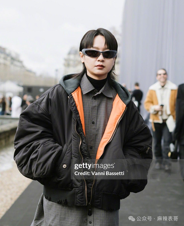 这眼镜,这外套,这靴子,全身服饰都在说:姐玩高兴了就行.