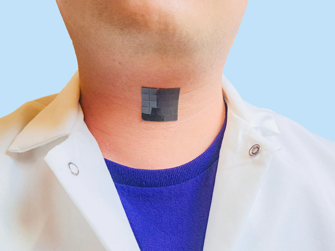 非侵入裝置貼在脖子上，就能代替人類發聲，研究登《自然通訊》
